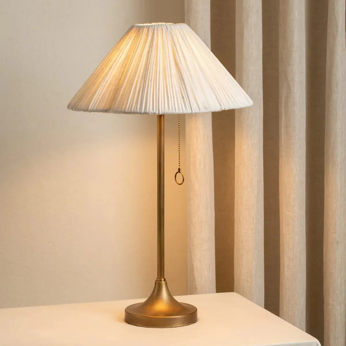 Blossine Linen Scalloped Table Lamp – Modern Elegant Lighting for Bedside or Living Room KL1536