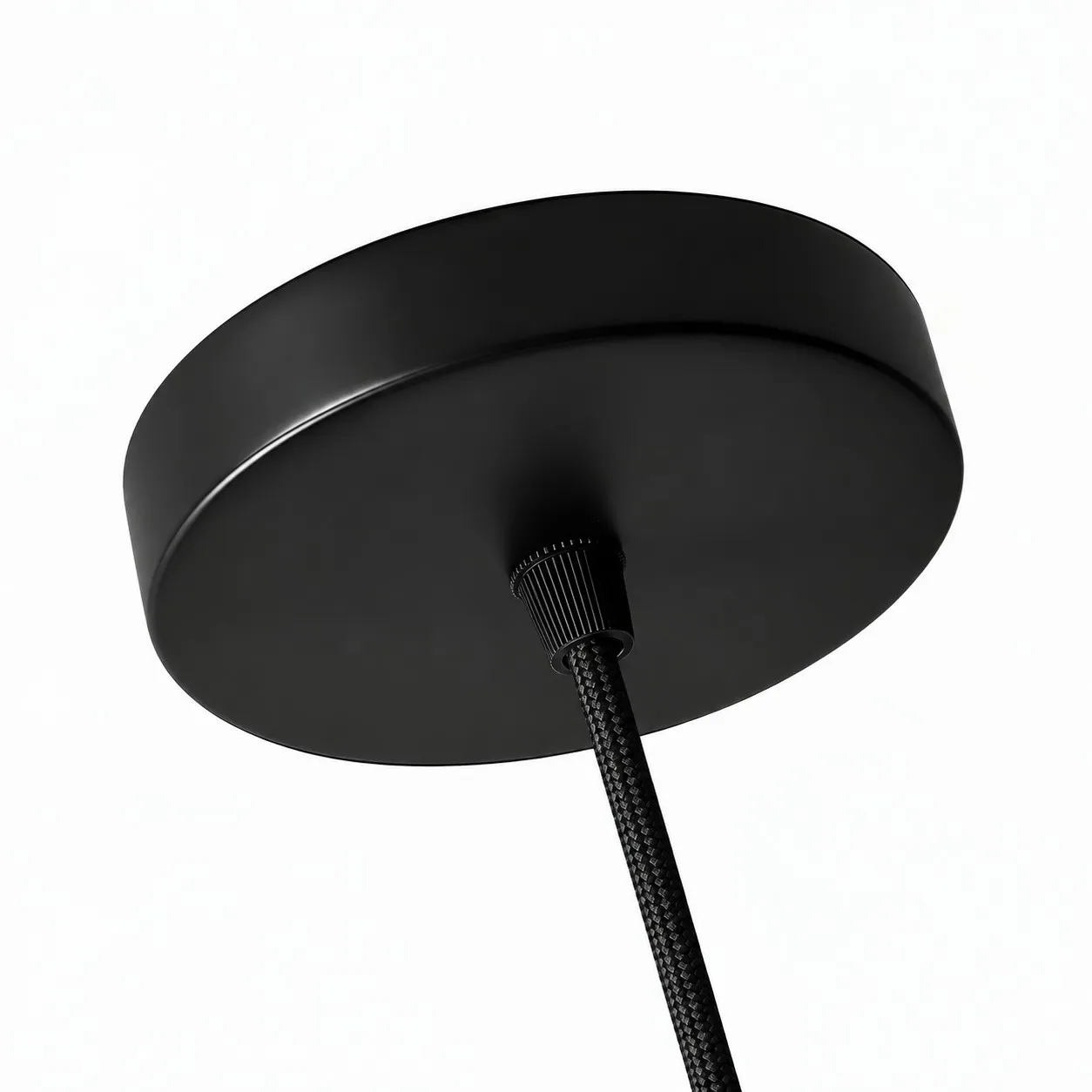 Rosace de plafond noire et câble
